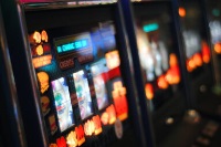 Logħba tal-karti Franċiża popolari fil-casinos, każinò ħdejn sorpriża az